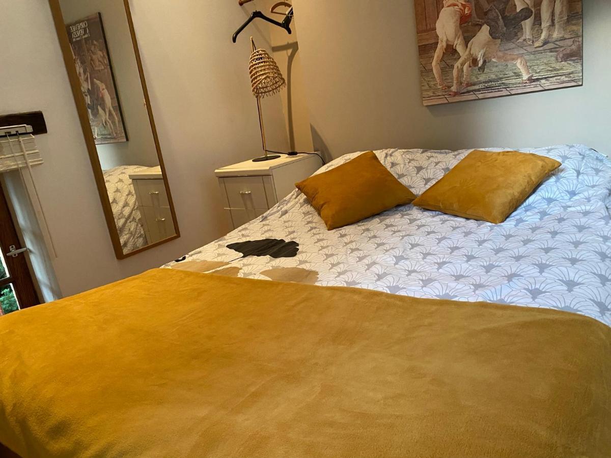 Le Charme Villa Mezilles Bagian luar foto